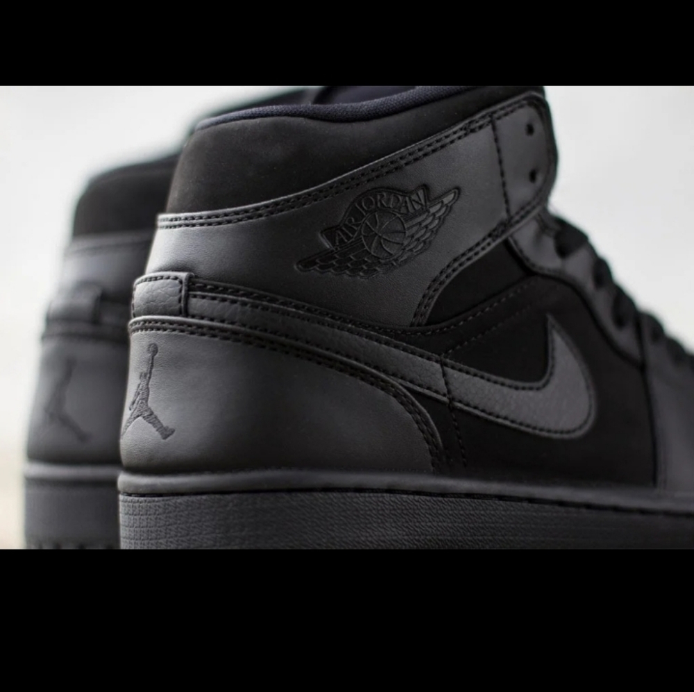 AIR JORDAN 1 MID RETRO "TRIPLE BLACK"